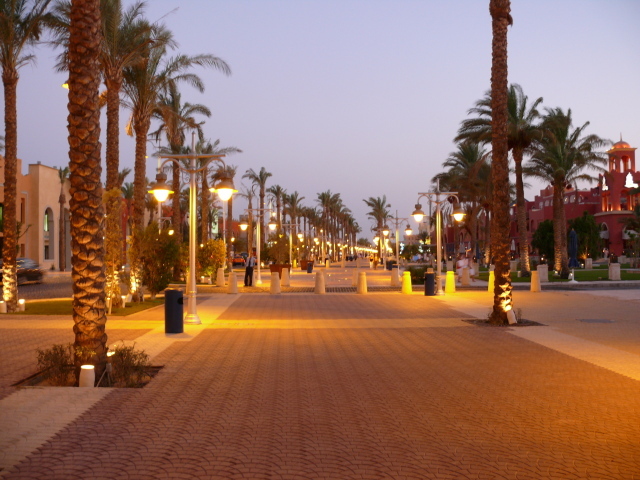 Вечерняя улица на курорте Хургада, Египет