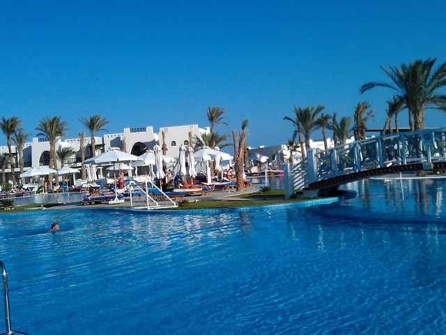 Бассейн в отеле на курорте Марса Алам, Египет