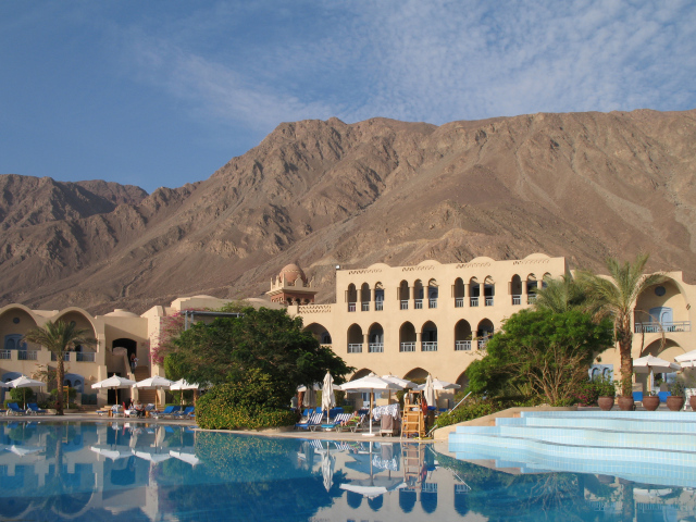 Бассейн в отеле на курорте Таба, Египет