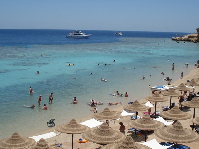 Отдых на пляже на курорте Шарм эль Шейх, Египет