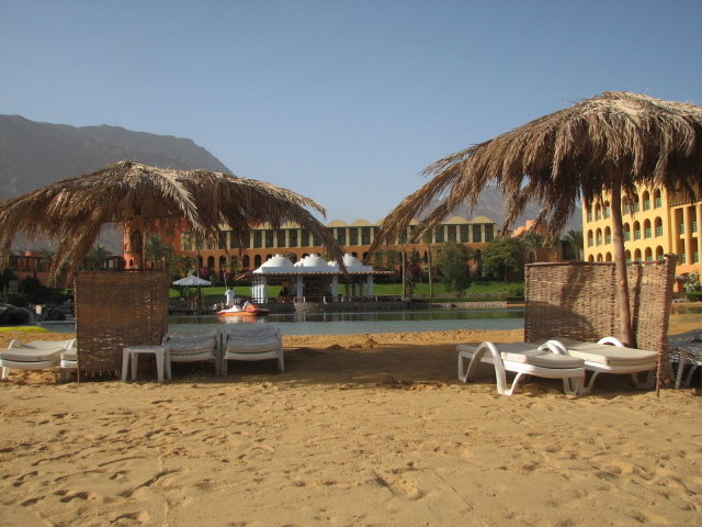 Отдых на пляже на курорте Таба, Египет