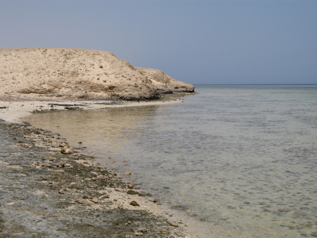 Скалистый берег на курорте Марса Алам, Египет