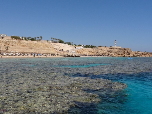 Каменистый берег на курорте Шарм эль Шейх, Египет