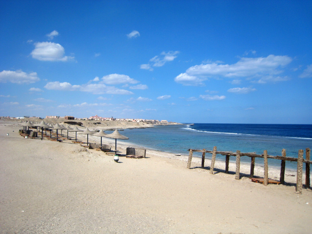 Летний отдых на пляже на курорте Марса Алам, Египет
