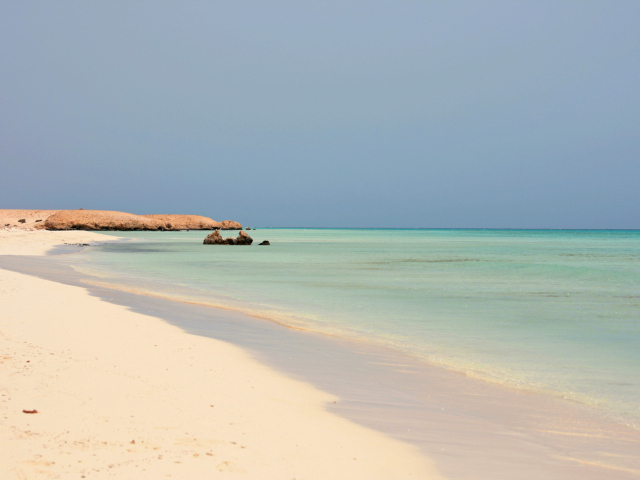 Белый песок на пляже на курорте Марса Алам, Египет