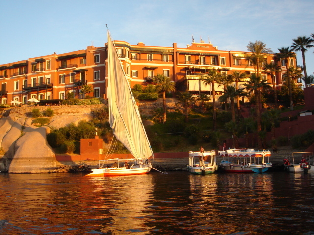 Яхта на фоне отеля на курорте Таба, Египет
