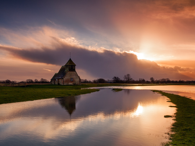 Церковь на фоне заката в Англии