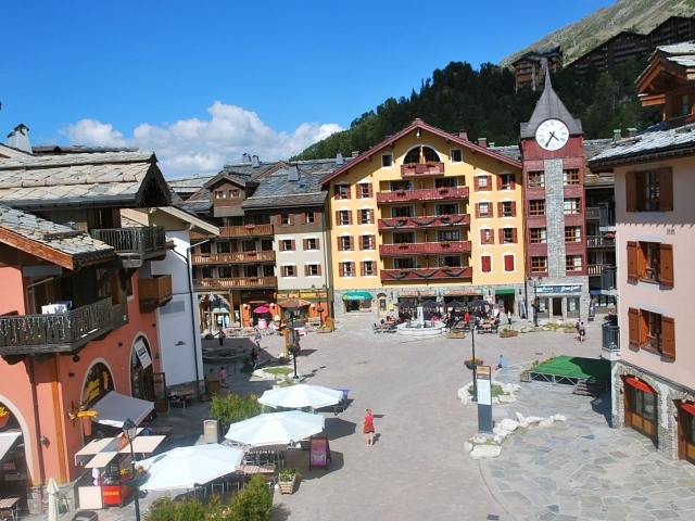 Площадь на горнолыжном курорте Лез Арк, Франция