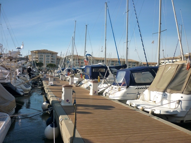 Причал на курорте Порт Де Фрежюс, Франция