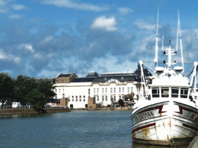 Лодка в порту на курорте Мирамар Круести, Франция