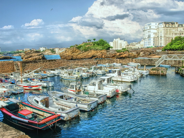 Лодки в порту на курорте Биарриц, Франция