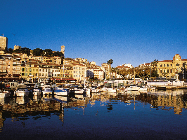 Лодки у причала в Каннах, Франция