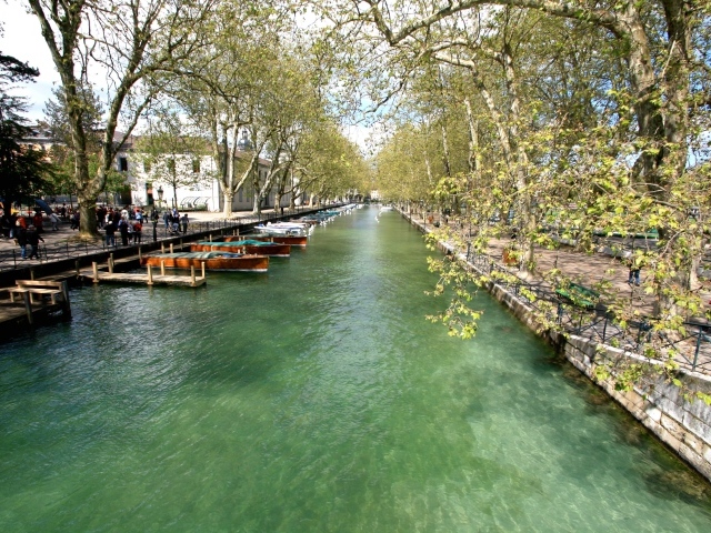 Лодки у набережной в городе Аннеси, Франция