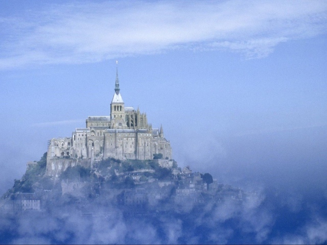 Замок в тумане в Нормандии, Франция