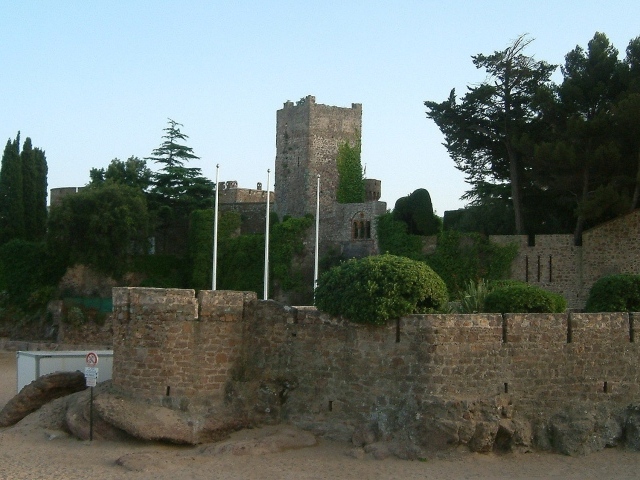 Замок на курорте Манделье ля Напуль, Франция