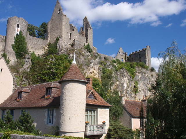 Руины замка в городе Виши, Франция