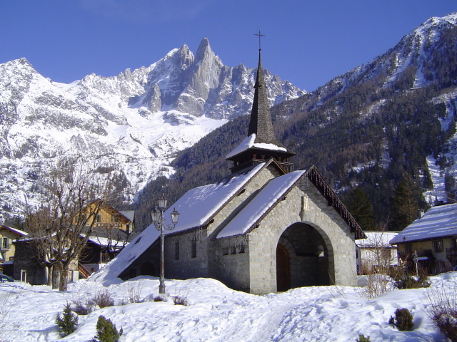 Церковь на курорте Шамони, Франция