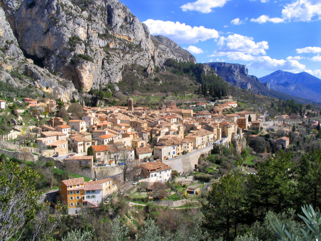 Город у подножия скалы в Провансе, Франция