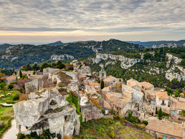 Город среди скал в Провансе, Франция