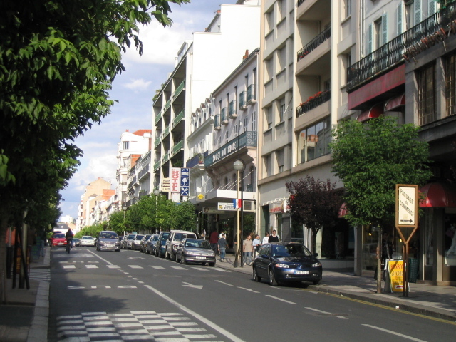 Городская улица в городе Виши, Франция