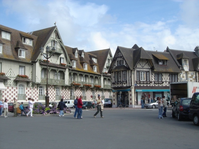 Городская улица на курорте Мирамар Круести, Франция