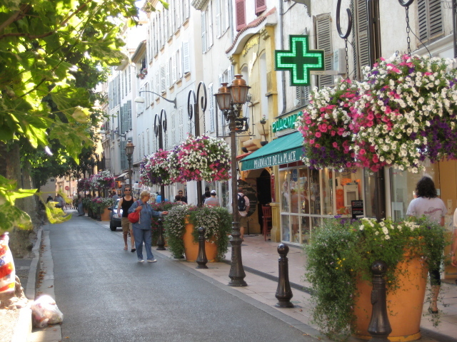 Городская улица на курорте Антибы, Франция