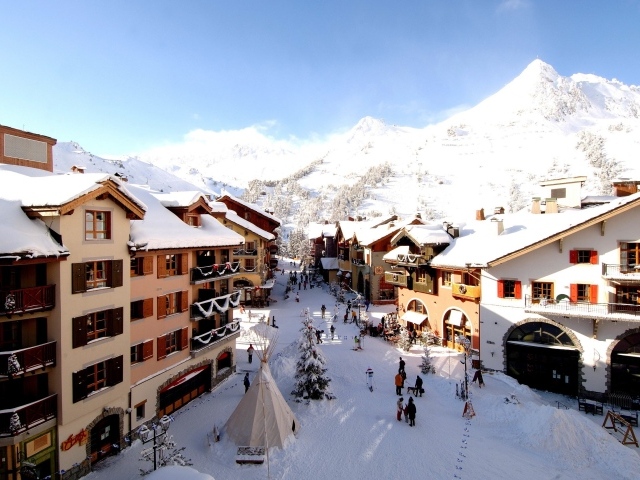 Городская улица на горнолыжном курорте Лез Арк, Франция