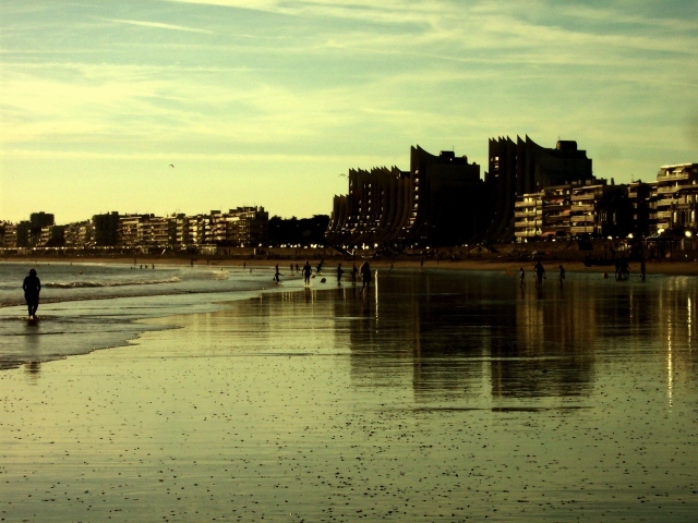 Вечер на пляже на курорте Ла Боль, Франция