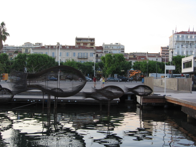 Скульптуры рыб на курорте Мирамар Круести, Франция