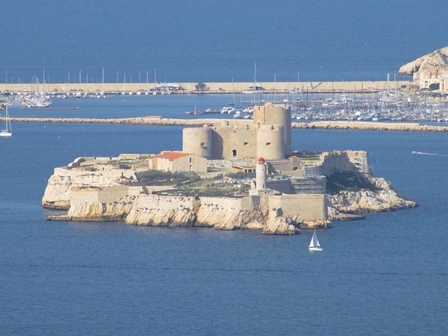 Крепость на острове в городе Марсель, Франция