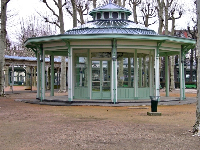 Беседка в парке в городе Виши, Франция
