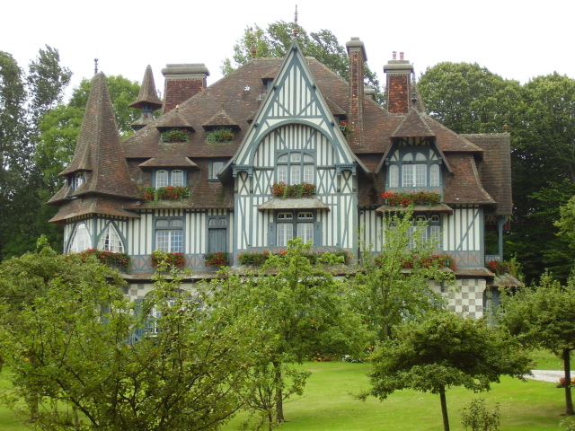 Дом среди зелени на курорте Довиль, Франция
