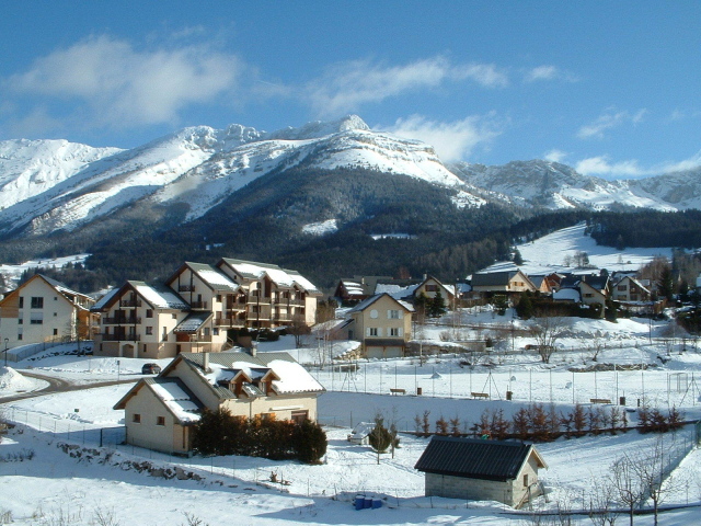 Дома на фоне гор на курорте Виллар-де-Ланс, Франция