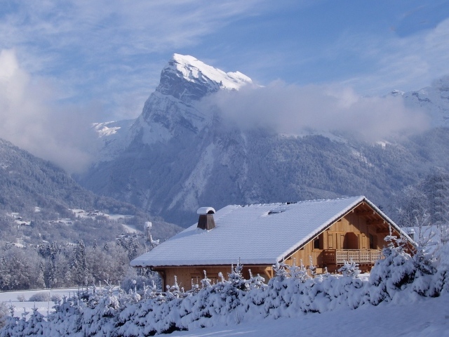 Дом на фоне гор на горнолыжном курорте Самоен, Франция