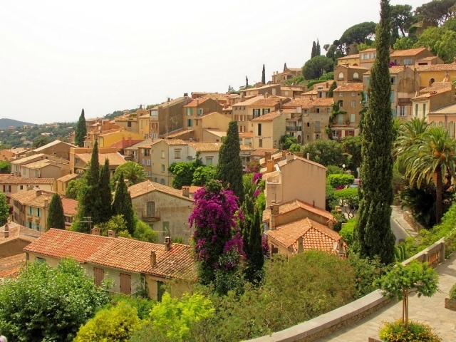Дома на склоне холма в Провансе, Франция