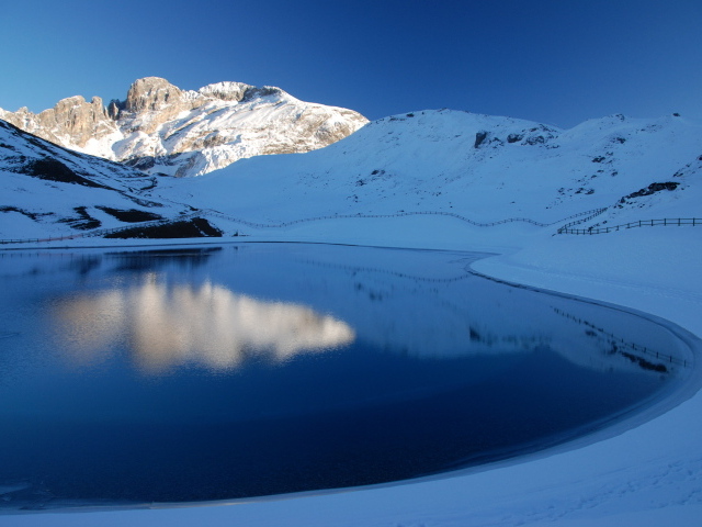Озеро на горнолыжном курорте Куршевель, Франция