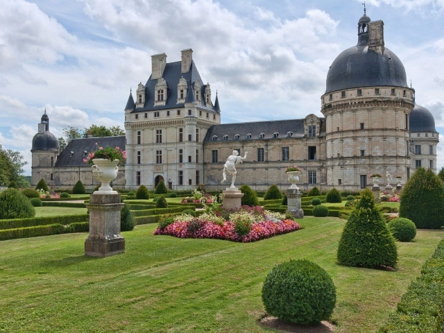 Лужайка перед замком в Луаре, Франция