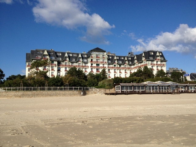 Отель на пляже на курорте Ла Боль, Франция