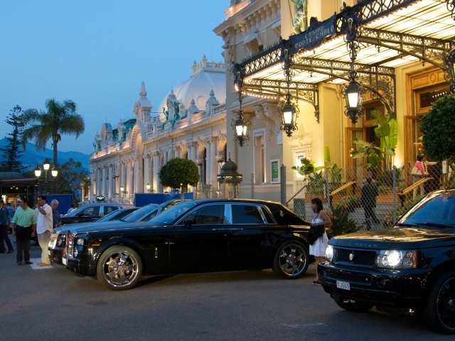 Дорогие автомобили у казино в Монте-Карло, Франция