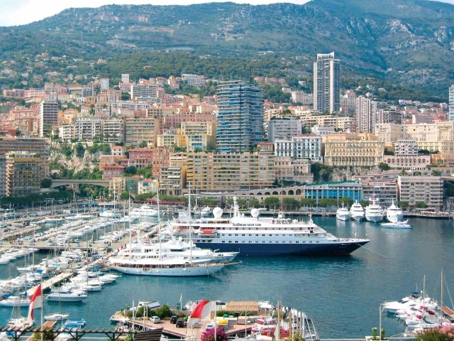 Роскошные яхты в порту в Монте-Карло, Франция