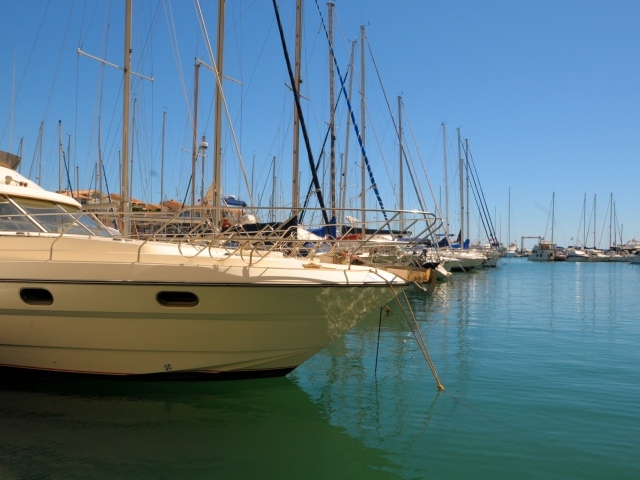 Роскошные яхты на курорте Порт Де Фрежюс, Франция