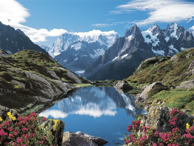 Горное озеро на курорте Шамони, Франция