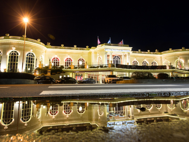 Ночное сияние на курорте Довиль, Франция