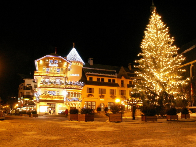 Ночное сияние на горнолыжном курорте Межев, Франция