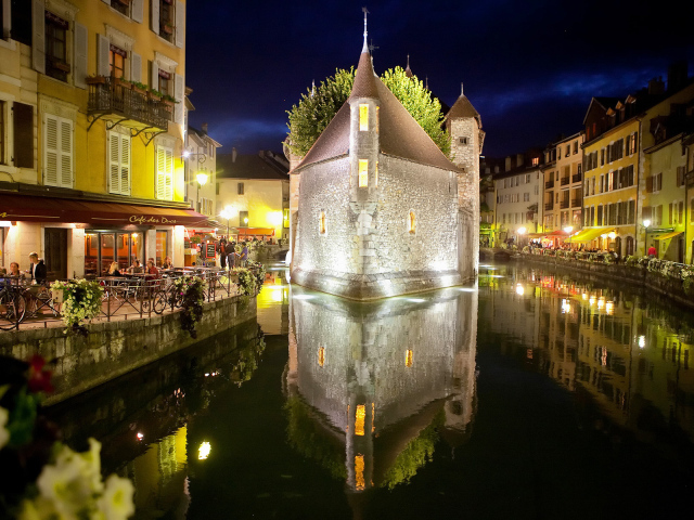 Ночные огни в городе Аннеси, Франция