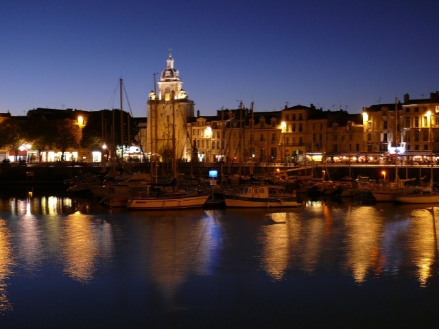 Ночные огни в городе Марсель, Франция