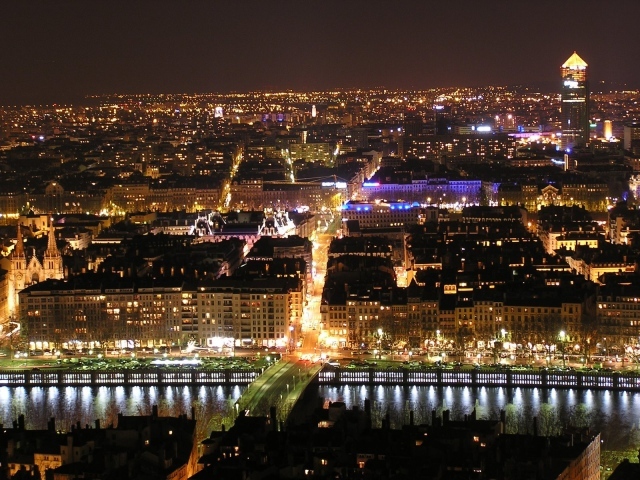 Ночная панорама в городе Лион, Франция