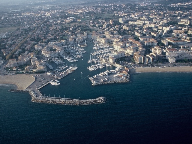 Панорама города на курорте Порт Де Фрежюс, Франция