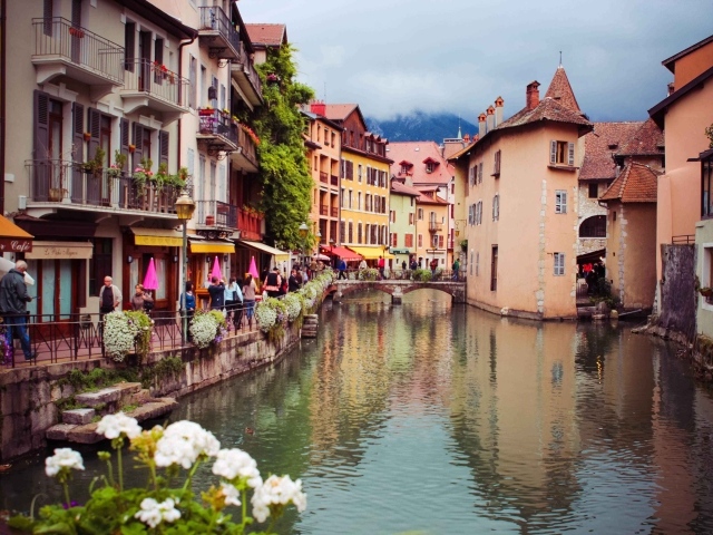 Живописный канал в городе Аннеси, Франция