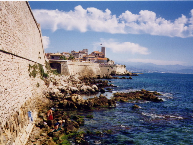 Каменистый берег на курорте Антибы, Франция